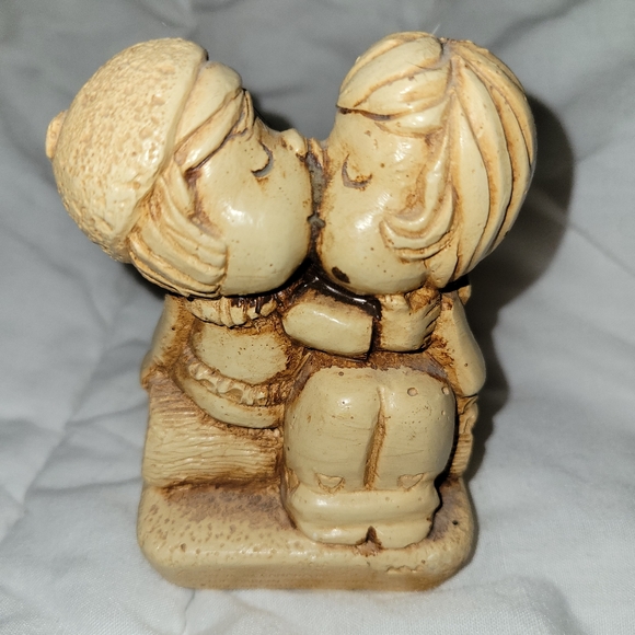 Vintage Circa 1979s Kissing Couples  collectible figurine - Picture 2 of 3